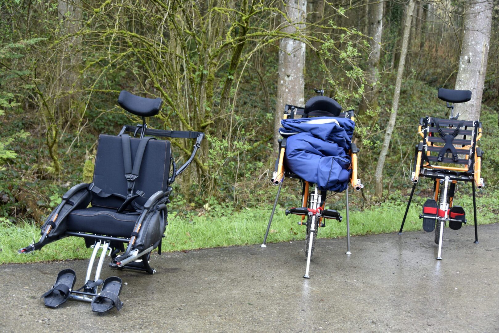 RUN2AID 24h Running (2) Image de 3 joëlettes attendant un passager ou une passagère